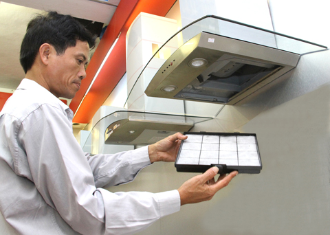 Tháo rời các tấm lưới lọc mỡ khỏi máy hút mùi