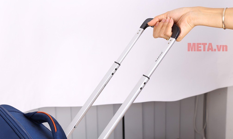 Vali Sakos được trang bị tay kéo có thể điều chỉnh độ cao tiện lợi