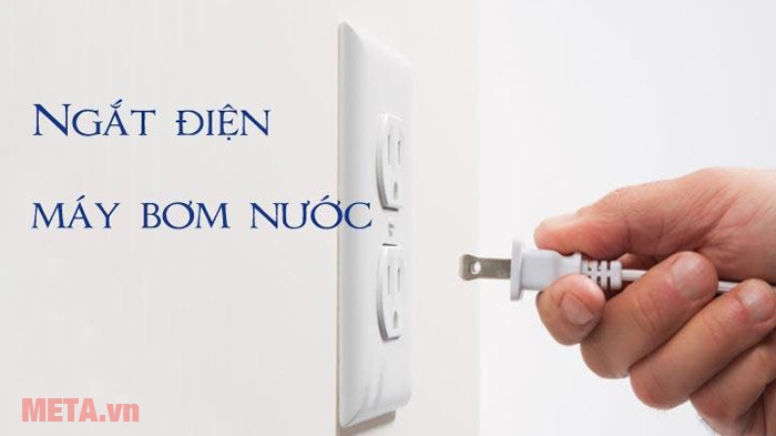 Ngắt điện máy bơm nước khi vệ sinh bồn nước