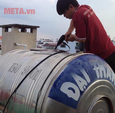 Vệ sinh bồn nước bằng máy rửa xe