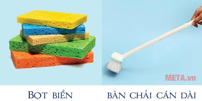 Vệ sinh bồn nước bằng bàn chải có cán