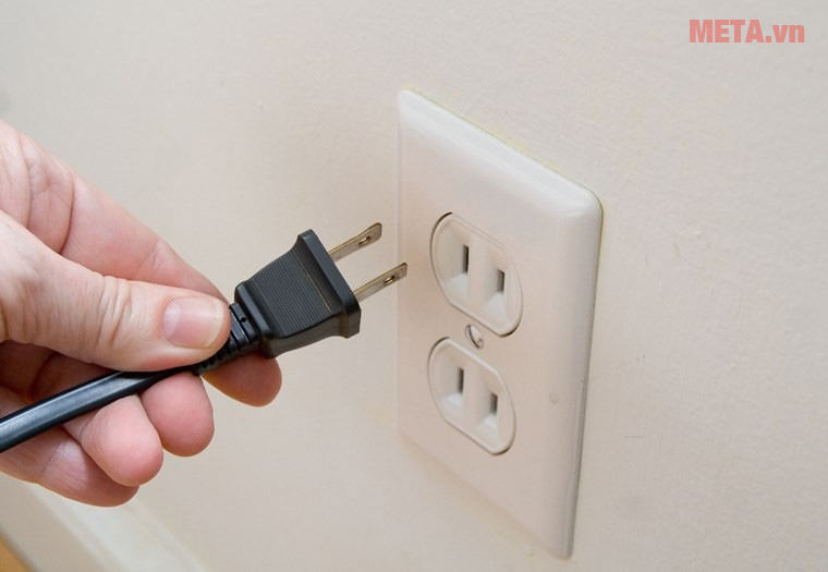 Rút phích điện trước khi vệ sinh nồi chiên không dầu