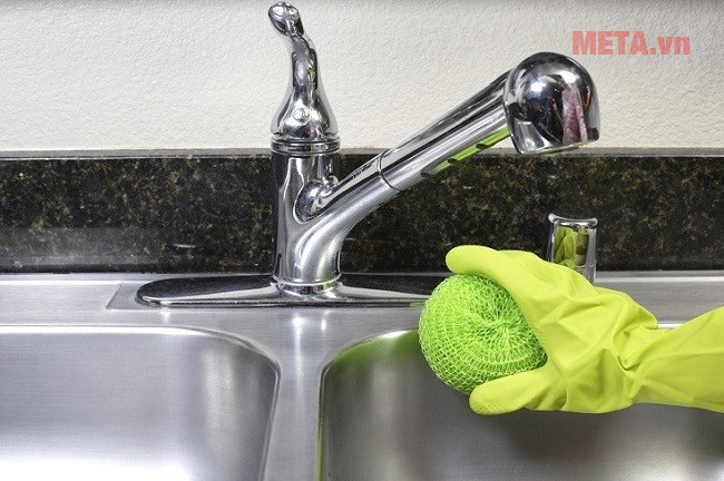 Cách vệ sinh thông minh giúp bồn rửa bát nhà bạn luôn sáng bóng