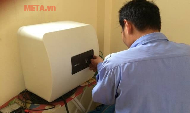 Bên trong bình chứa