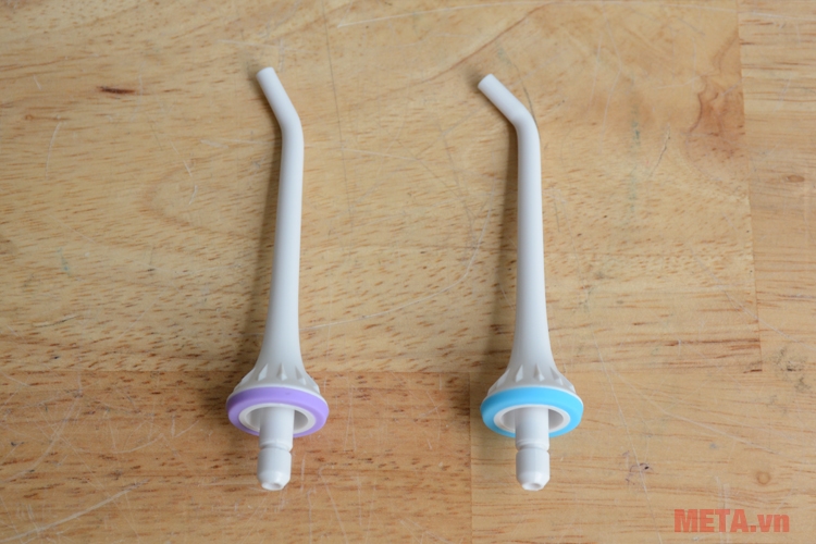 2 đầu xịt đi kèm theo máy tăm nước