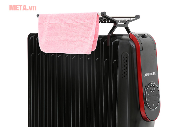 Máy sưởi dầu thường đi kèm giá phơi, giúp bố mẹ sấy khô quần áo cho trẻ sơ sinh rất tiện lợi.