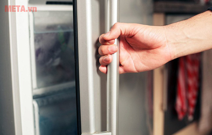 Cảnh tủ lạnh bị đóng chưa khít