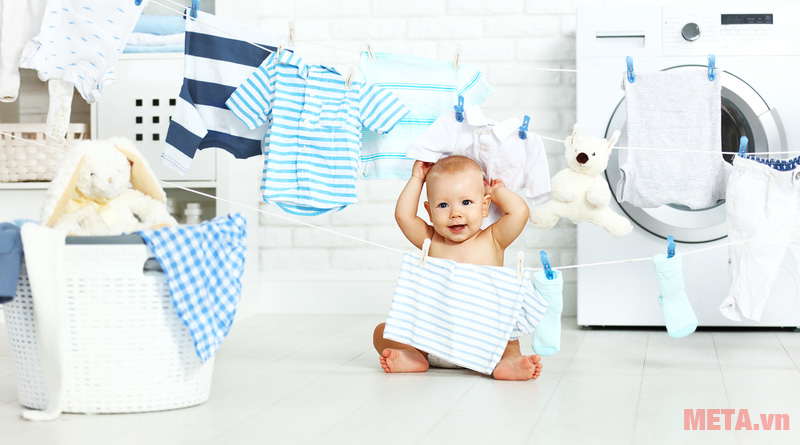 Sử dụng máy giặt cho quần áo của bé