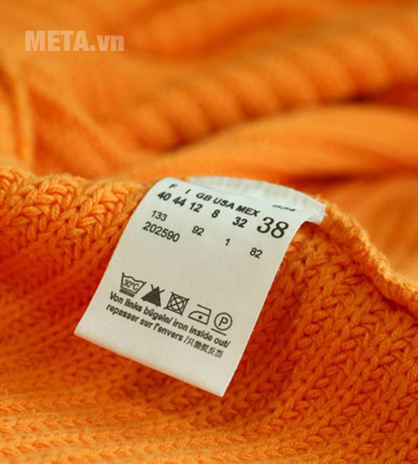 Kiểm tra nhãn mác của quần áo