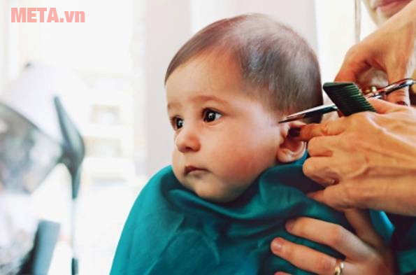 Nên sử dụng kéo hay tông đơ để cắt tóc cho bé?