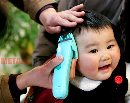Sử dụng tông đơ để cắt tóc cho bé