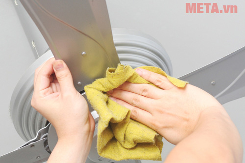 Cách vệ sinh quạt trần cơ bản - sử dụng khăn mềm để lau bụi bẩn