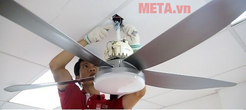 Cách vệ sinh quạt trần cơ bản - kiểm tra lại ốc vít