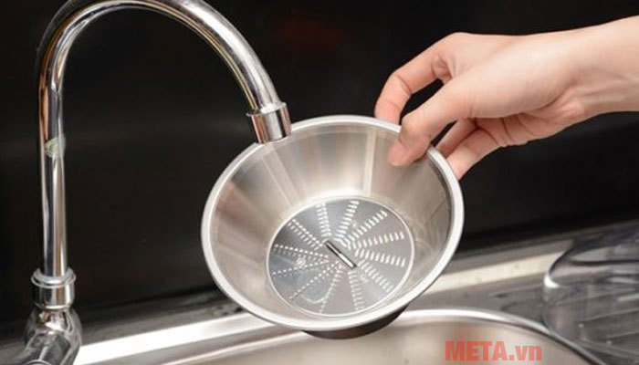 Nguyên nhân và cách khắc phục máy ép trái cây bị kẹt? Tháo và rửa lưới lọc