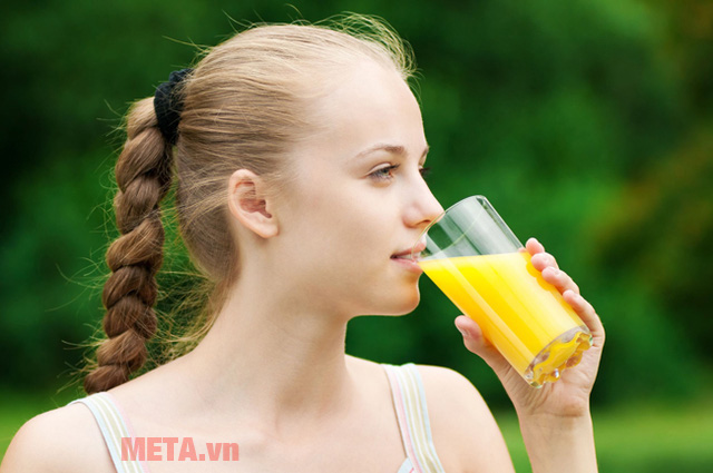 Uống nước cam tươi giúp sức khỏe của bạn tốt hơn.