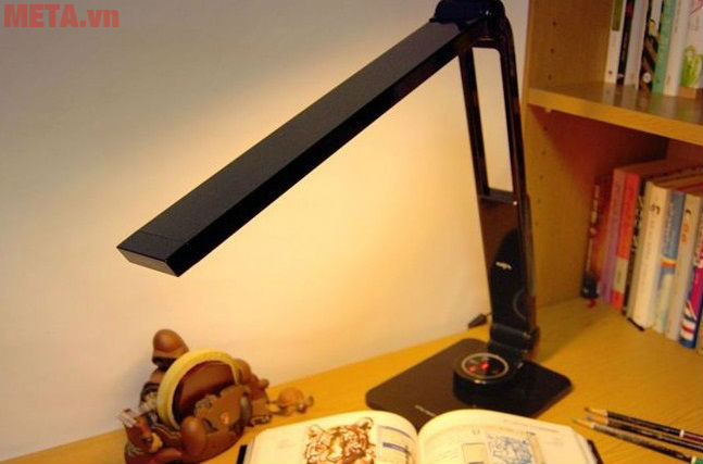 Sử dụng đèn học đúng cách cũng giảm thiểu cận thị cho học sinh tiểu học.