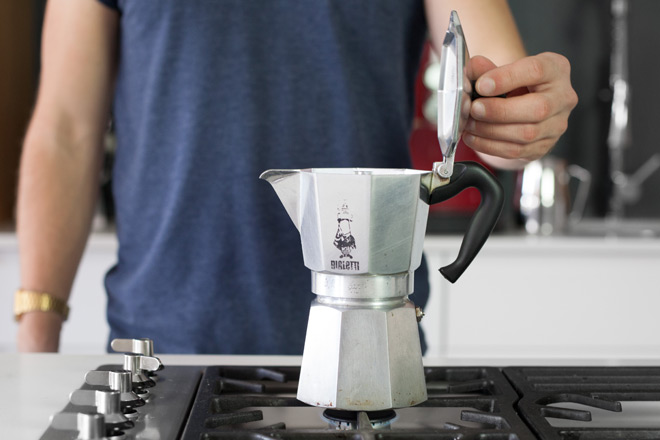 Ấm được làm từ chất liệu gì sẽ quyết định đến việc bạn có thể sử dụng nó trên loại bếp nào
