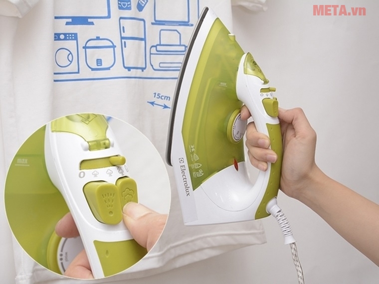 Dùng chức năng phun hơi thẳng đứng để ủi quần áo dạng treo (nếu bàn ủi có tính năng này)