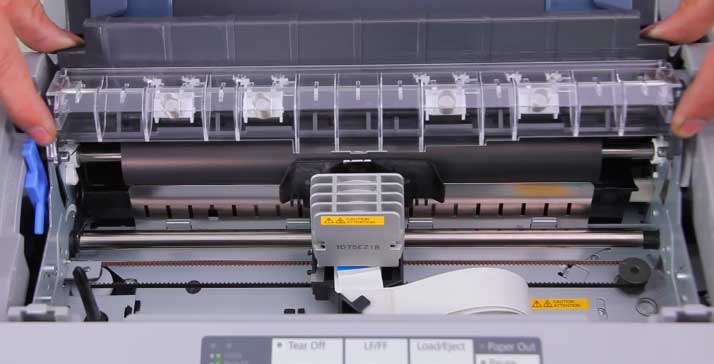 Người dùng mở nắp máy in kim Epson LQ 310 để thay mực