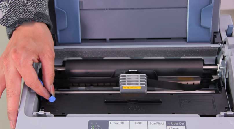 Người dùng điều chỉnh băng mực sau khi lắp vào máy in kim Epson LQ 310