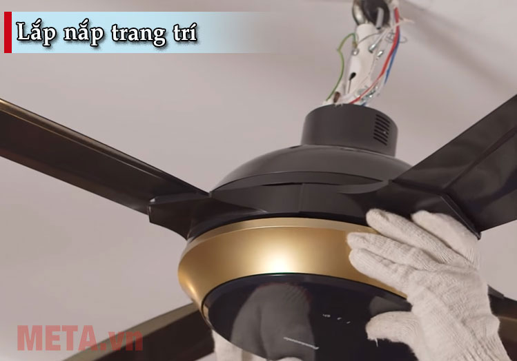 Lắp nắp trang trí vào động cơ quạt trần