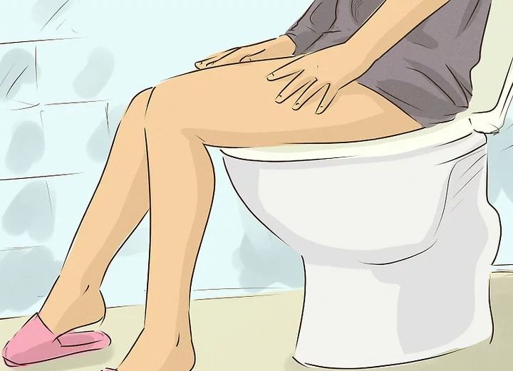 Ngồi thoải mái trên bồn cầu là một trong 4 tư thế đặt cốc vào âm đạo