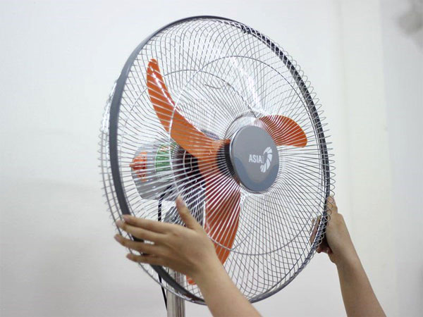 Tại sao cánh quạt điện tạo ra gió mà vẫn bị bám bụi?
