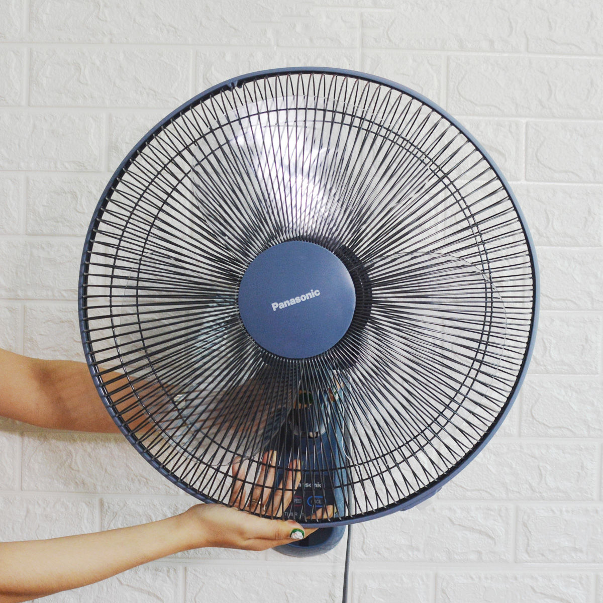 Quạt điện treo tường Panasonic và Mitsubishi đều sở hữu thiết kế đẹp mắt