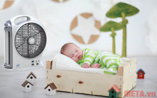 Quạt tích điện giúp các bé luôn thấy thoải mái, dễ chịu, nhất là những khi mất điện mùa hè.