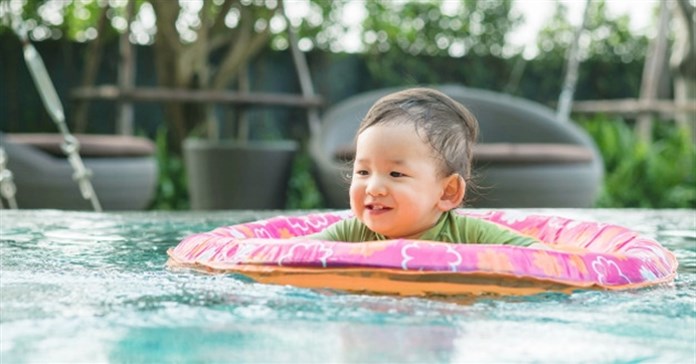 [Tư vấn] Giúp mẹ lựa chọn phao bơi phù hợp cho bé yêu đi tắm biển
