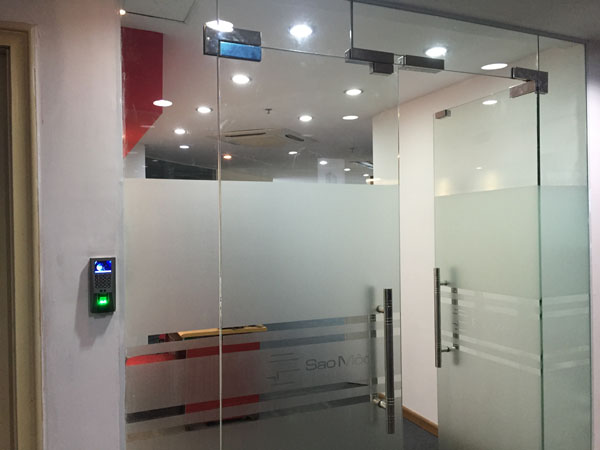 máy chấm công kiểm soát cửa ra vào
