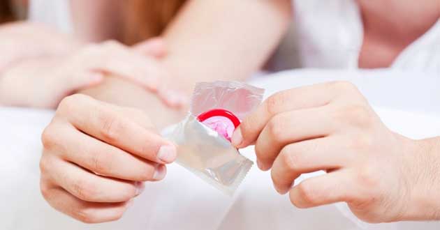 Dùng bao cao su nhiều có bị vô sinh không