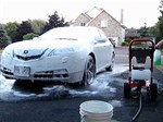 Bột rửa xe không chạm là gì? Có tốt không? Lưu ý gì về cách pha và sử dụng?