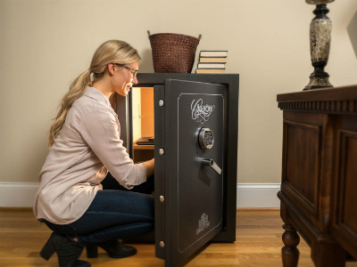 Két sắt có nhiều kích thước khác nhau và là thiết bị giúp cất giữ tài sản, giấy tờ an toàn.