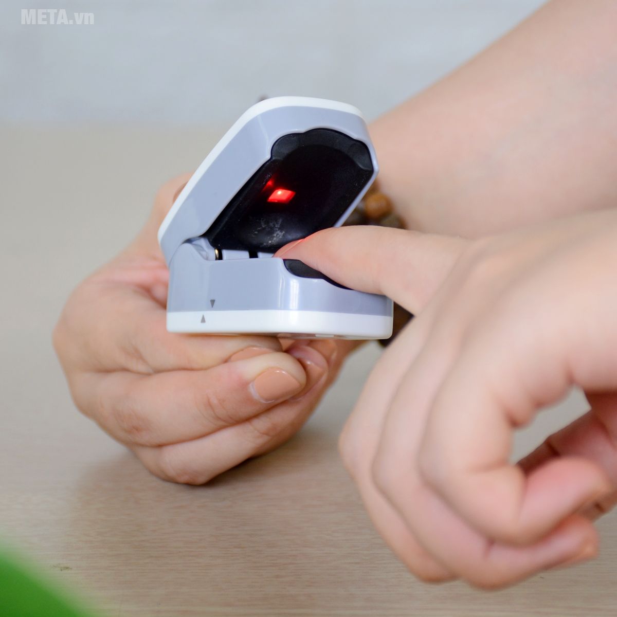 Thao tác sử dụng máy đo nồng độ oxy trong máu Beurer PO30 Beurer PO30