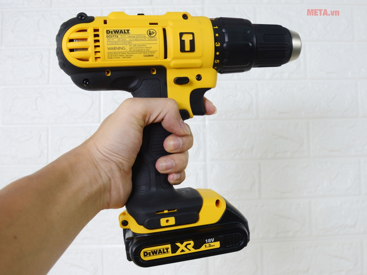 Một chiếc máy khoan pin thông thường