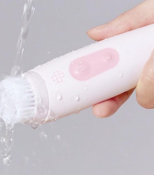 Cách vệ sinh máy rửa mặt bằng sữa rửa mặt