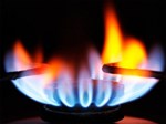 Tại sao bếp gas cháy lửa đỏ, nấu bị đen đáy nồi?