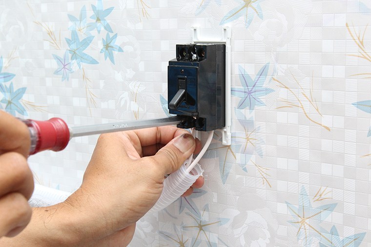 Aptomat bình nóng lạnh bị nhảy là hiện tượng gì?