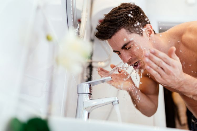 Rửa mặt trước khi cạo râu