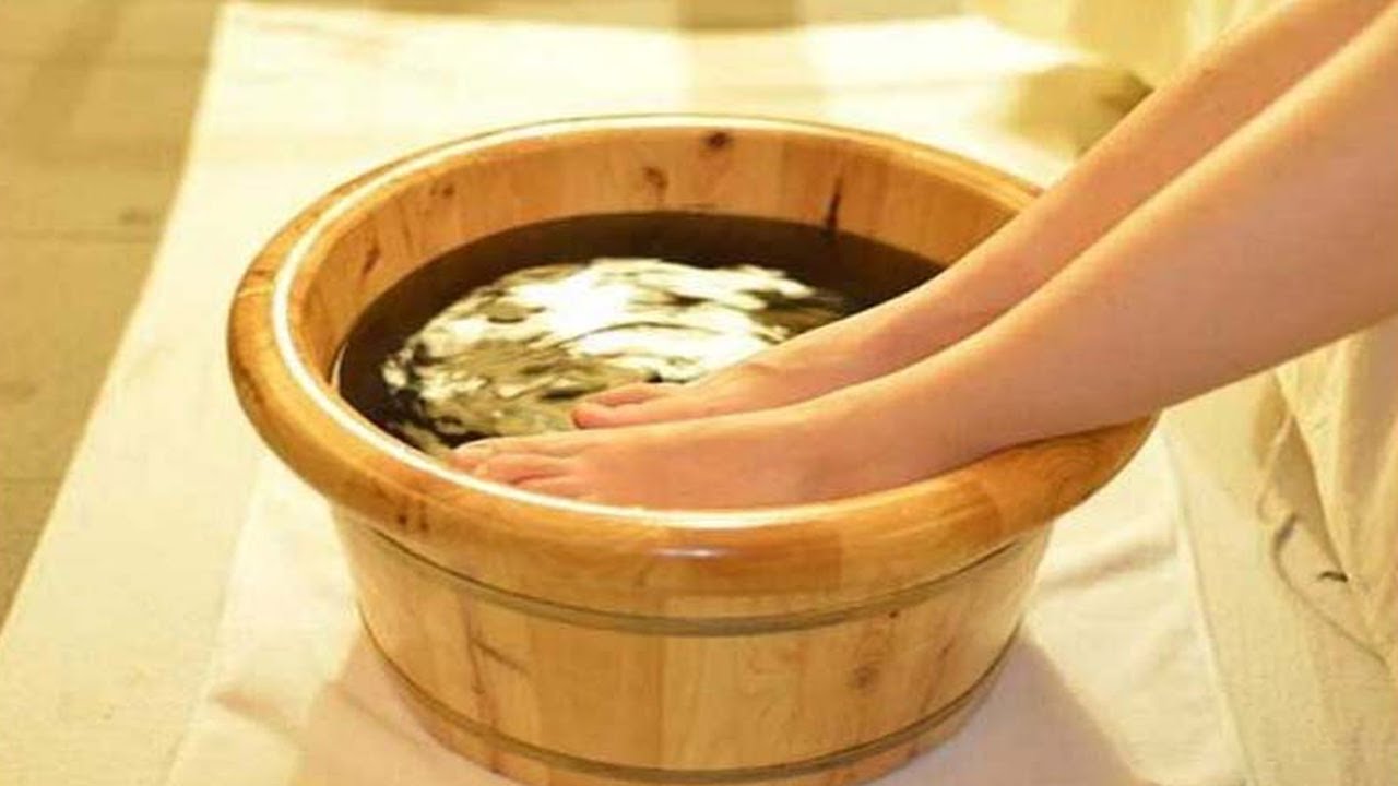 ngâm chân nước nóng có tác dụng gì