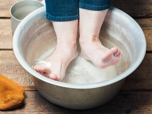 ai không nên ngâm chân nước nóng