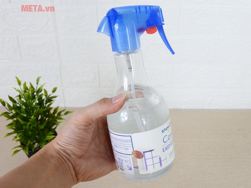 Tẩy rửa kính nhà tắm bằng chất tẩy chuyên dụng là sự lựa chọn tốt nhất
