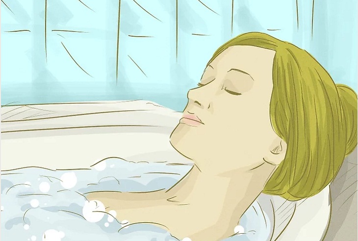 Tắm nước ấm hoặc ngâm cơ thể trong nước ấm