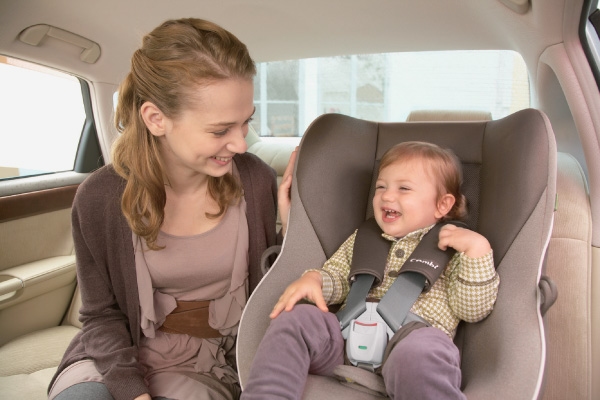 cách lắp ghế ngồi ô tô cho bé