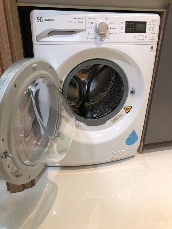 Nên dùng kệ hay đặt trực tiếp máy sấy lên máy giặt? - VnExpress Số hóa