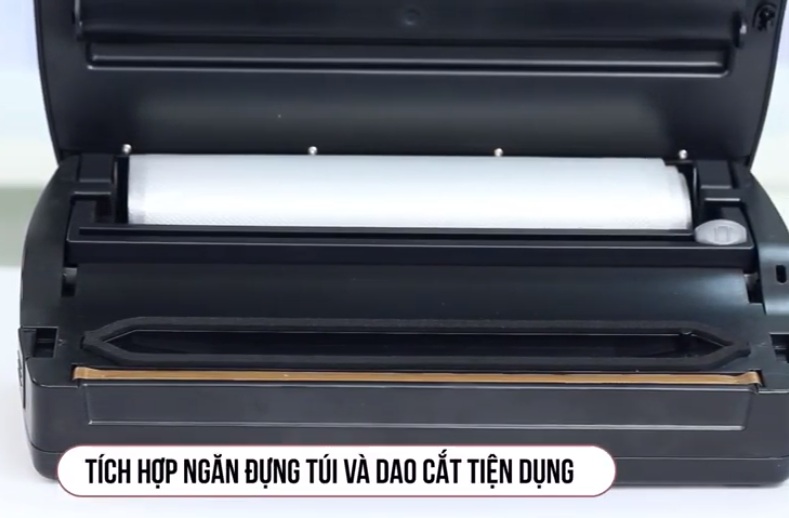 Tích hợp ngăn đựng túi và dao cắt tiện dụng của máy hút chân không Sunhouse