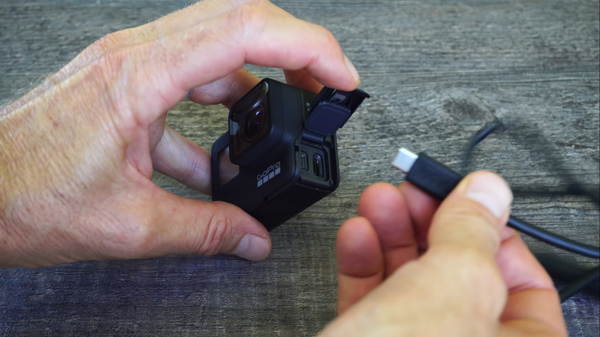Kết nối camera GoPro với nguồn điện