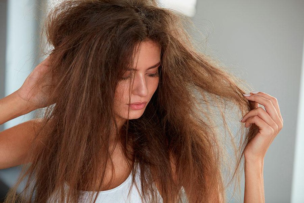 Dùng dầu gội có tính tẩy rửa mạnh dễ làm tóc bị hư tổn