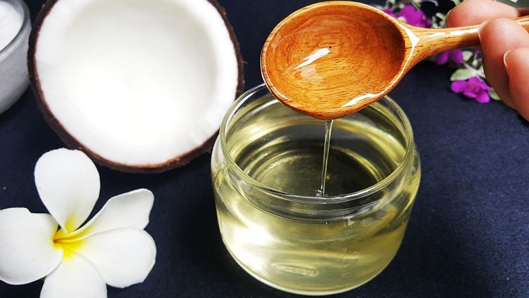 Chữa bọng mắt bằng cách massage dầu dừa
